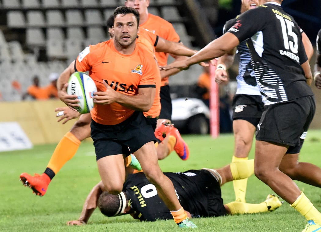 Argentina's Rodrigo Baez of the Jaguares (L) of the Jaguars breaks through during their Super Rugby match against South Africa's Cheetahs on February 26, 2016 in Bloemfontein, South Africa.