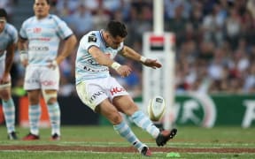 Dan Carter kicks a penalty of Racing Metro in the 2016 Top 14 final.