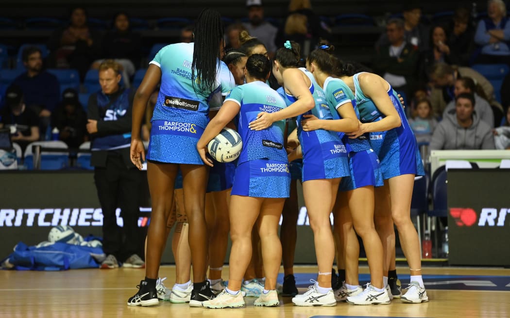 Mystics huddle.
Mystics v Pulse. ANZ Premiership Netball. The Trusts Arena, Auckland, Sunday 20 June 2021.