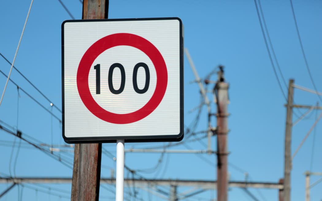 060114. Photo Diego Opatowski / RNZ. 100 KM sign.