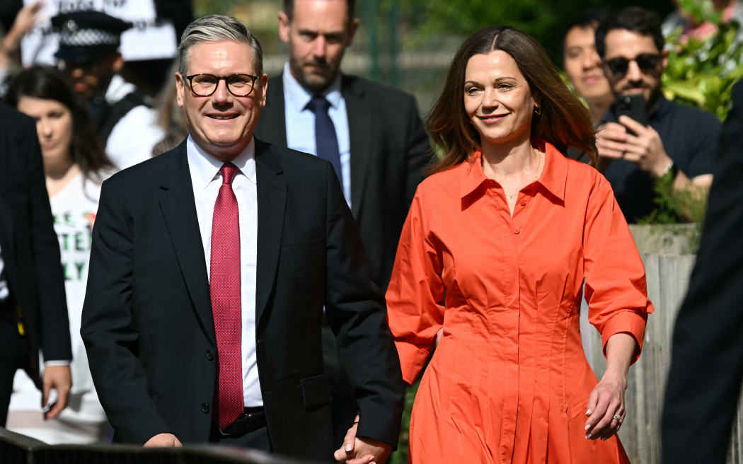 El líder del Partido Laborista de la oposición británica, Keir Starmer, y su esposa Victoria llegan a votar a un colegio electoral en Londres el 4 de julio de 2024, mientras Gran Bretaña celebra elecciones generales.  (Foto de Paul ELLIS / AFP)