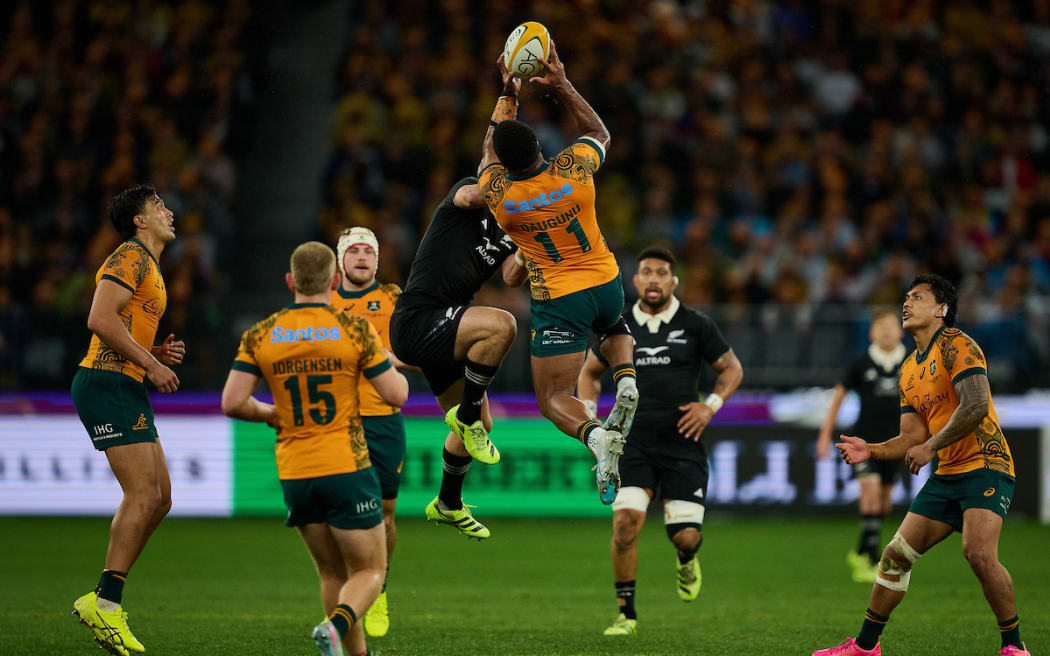 Filipo Daugunu grabs a high ball.