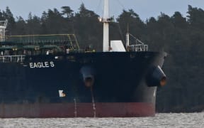 Oil tanker Eagle S is anchored near the Kilpilahti port in Porvoo, on the Gulf of Finland, December 30, 2024. - Cook Islands-registered ship Eagle S is suspected of the disruption of the Finland-Estonia electrical link Estlink 2 on December 25, 2024. Finnish police and Border Guard of Finland transferred the seized vessel closer to land on Saturday 28th to continue the investigation of damage caused to undersea cables. (Photo by Jussi Nukari / Lehtikuva / AFP) / Finland OUT / FINLAND OUT
