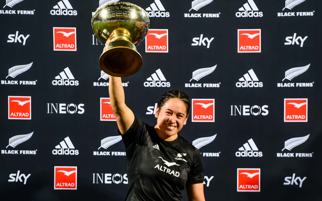 Kennedy Simon of the Black Ferns lifts Laurie O'Reilly Cup.