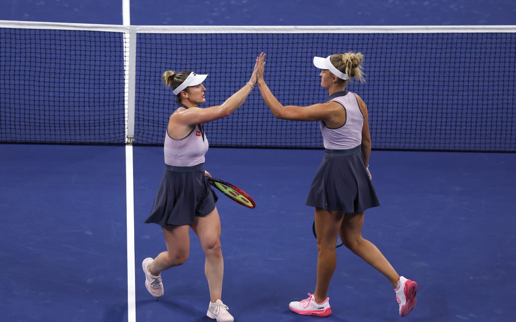 NEW YORK, NEW YORK - SEPTEMBER 03: Gabriela Dabrowski (L) of Canada and partner Erin Routliffe of New Zealand celebrate a point against Sara Errani of Italy and Jasmine Paolini of Italy during their Women's Doubles Semifinal match on Day Eleven of the 2025 US Open at USTA Billie Jean King National Tennis Center on September 3, 2025 in the Flushing neighborhood of the Queens borough of New York City.   Matthew Stockman/Getty Images/AFP (Photo by MATTHEW STOCKMAN / GETTY IMAGES NORTH AMERICA / Getty Images via AFP)