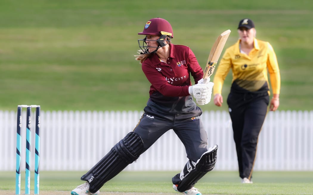 Samantha Barriball of Northern Brave bats.