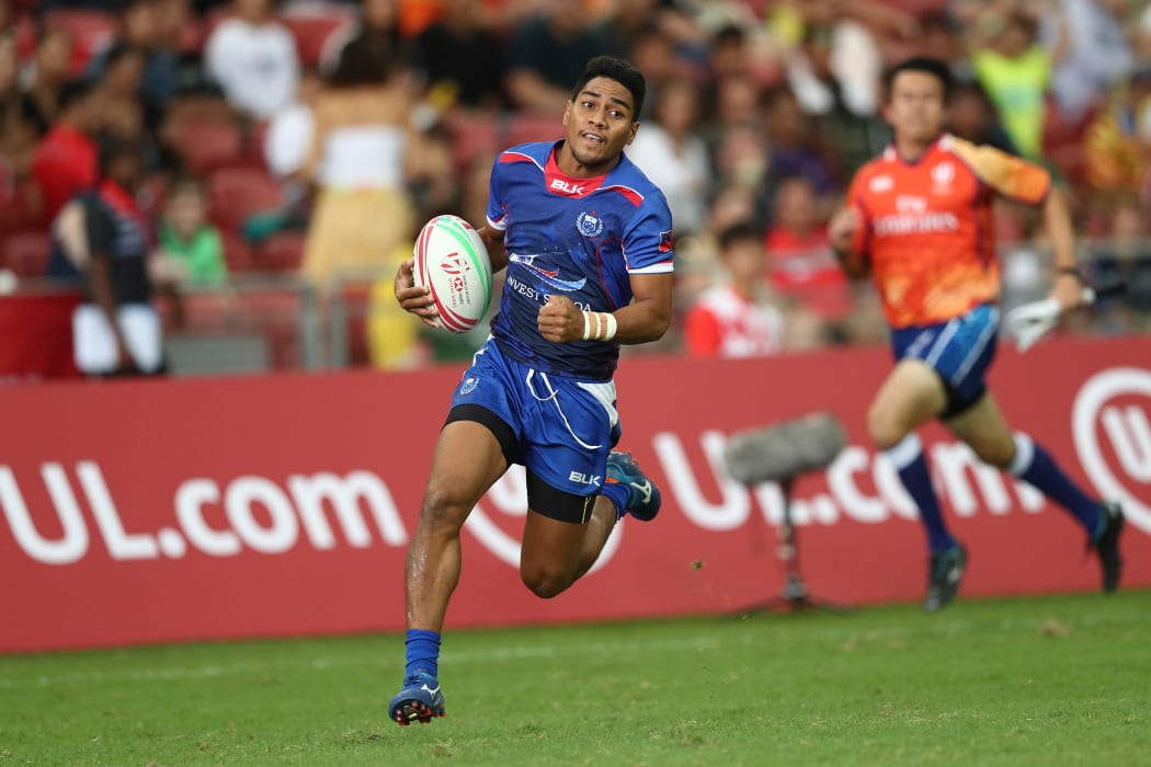 Samoa's Paul Scanlan races away for a try in Singapore.