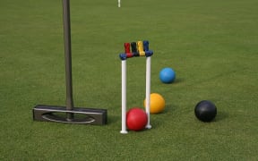 Fenwick Elliott Series 4 carbon fibre croquet mallet, Dawson high density plastic balls and cast iron hoop with clips.