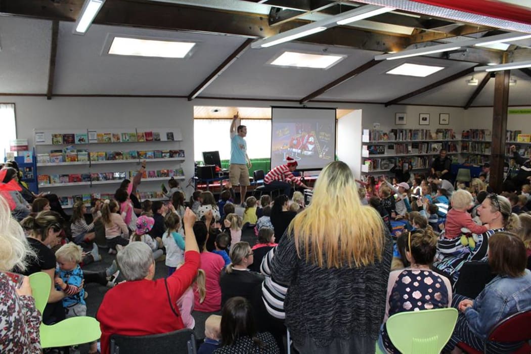 Deano Yipadee performs for over 200 kids at the Gore District Library