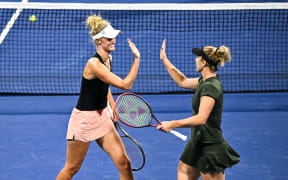 Erin Routliffe (L) and Gabriela Dabrowski.