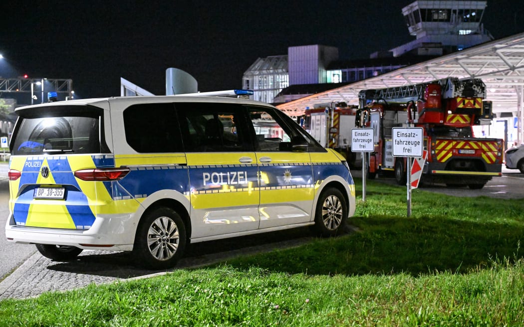 03 October 2025, Bavaria, Munich: Police and fire department are on duty after drone sightings and flight cancellations at Munich Airport. Around 20 flights were canceled at Munich Airport on Thursday evening due to drone sightings. Photo: Jason Tschepljakow/dpa (Photo by Jason Tschepljakow / dpa Picture-Alliance via AFP)