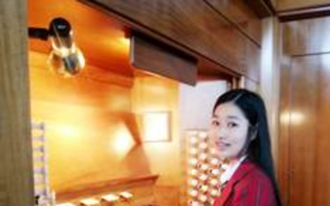 Young organist Rebecca Lee