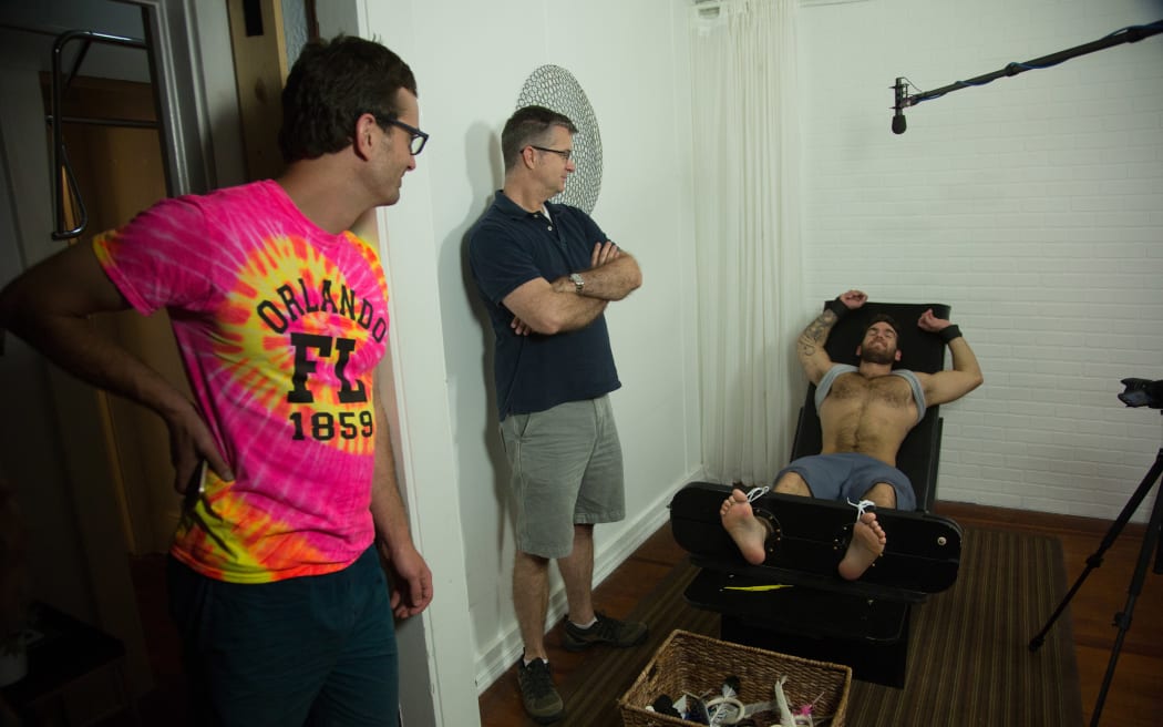 David Farrer (po lewej) znajduje się w dziwnym świecie ekscytującej rywalizacji