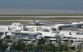 Auckland International Airport is seen with the existing southern runway, terminals and infrastructure which will be home to a new runway, 04 October 2007. Construction is about to begin on a new runway to be located north of the existing runway, the first stage to be completed by 2010/11. The improvements are hoped to be an important part for future development and make a significant contribution to tourism and freight growth.   AFP Photo/Dean TREML (Photo by DEAN TREML / AFP)