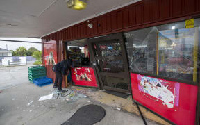 15112022. News. Kavinda Herath /The Southland Times /Stuff- pomona street discount and vape store was broken last night