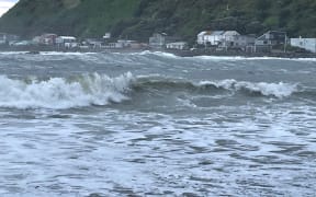 Heavy swells and debris on Wellington's south coast.