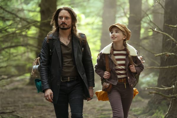 Elijah Wood and Nell Fisher in Bookworm.