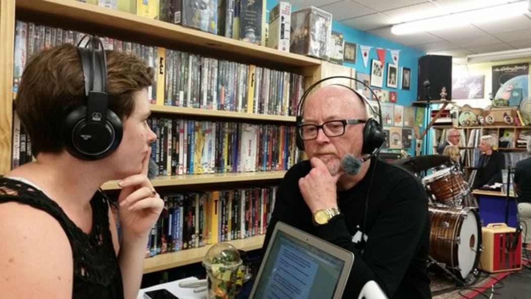 Dave Dobbyn talking about the qualities of vinyl with Melody Thomas of Music 101