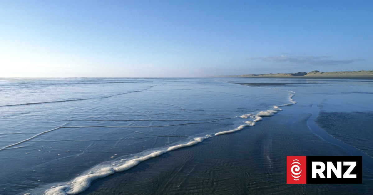 Fisherman dies after falling into sea at Northland's Ninety Mile Beach