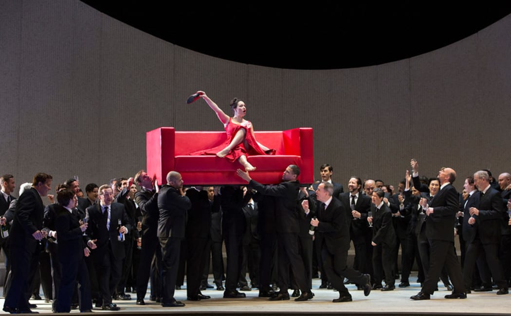 Sonya Yoncheva and the chorus in La Traviata