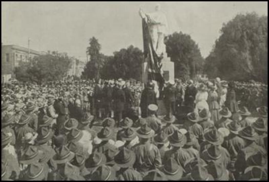 The 1917 unveiling of the Scott statue