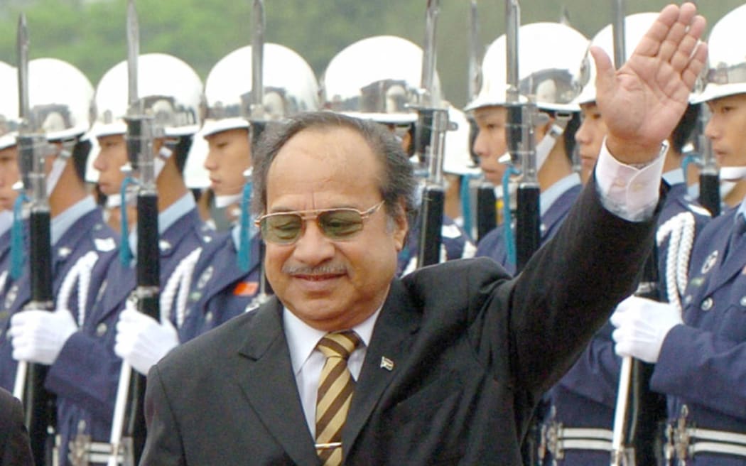 Nauru President Ludwig Scotty (R) and Taiwan's President Chen Shui-bian wave to reporters after they inspect Taiwanese military honour guard in Taipei, 07 March 2006.  Scotty is on his first state visit to Taiwan after establishming diplomatic links in May 2005.  AFP PHOTO/Sam YEH (Photo by SAM YEH / AFP)