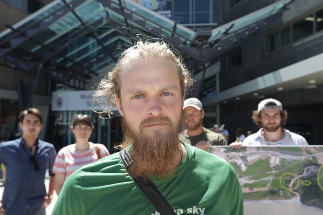 Protest organiser, Geoff Reid, outside Te Papa demanding Chair of the museum, Evan C. Williams is removed from his position due to his property development at Long Bay Okura Marine Reserve.