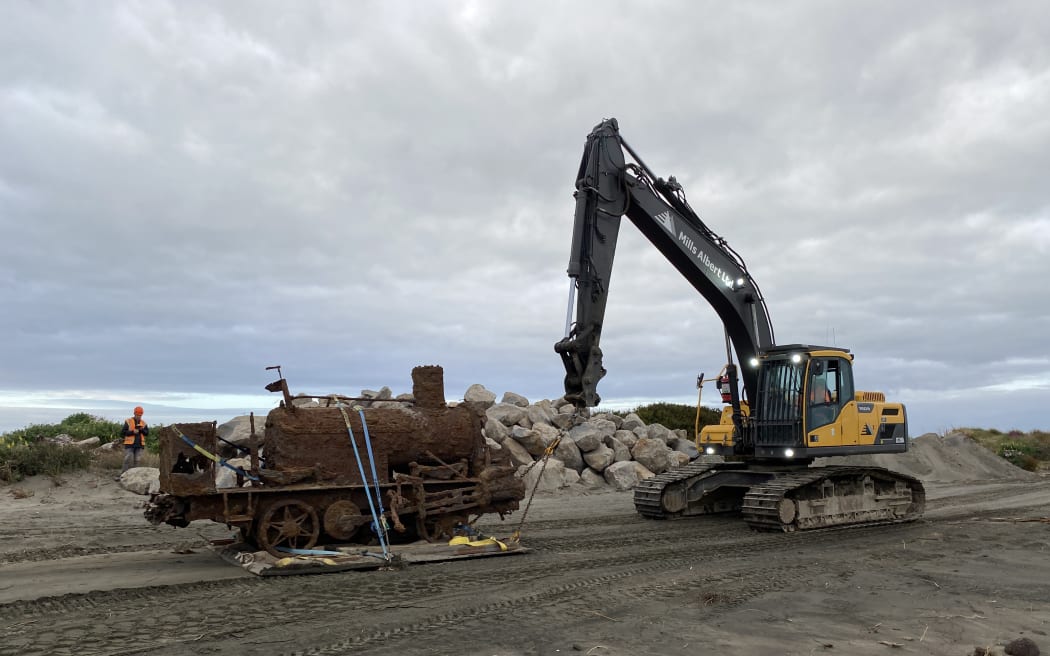 The Skunk locomotive being lifted out of the sand near Whanganui Port.