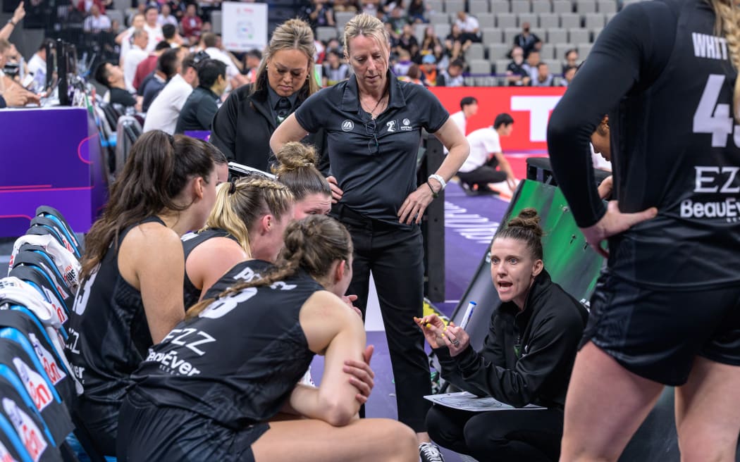 New Zealand Tall Ferns Head Coach, Natalie Hurst talks to her players