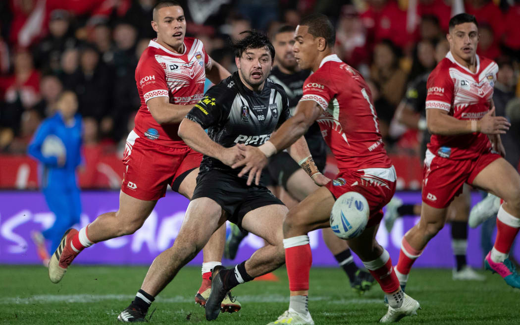 Kotoni Staggs (R) looks on as Kiwis hooker Brandon Smith sets up a try for Roger Tuivasa-Sheck.