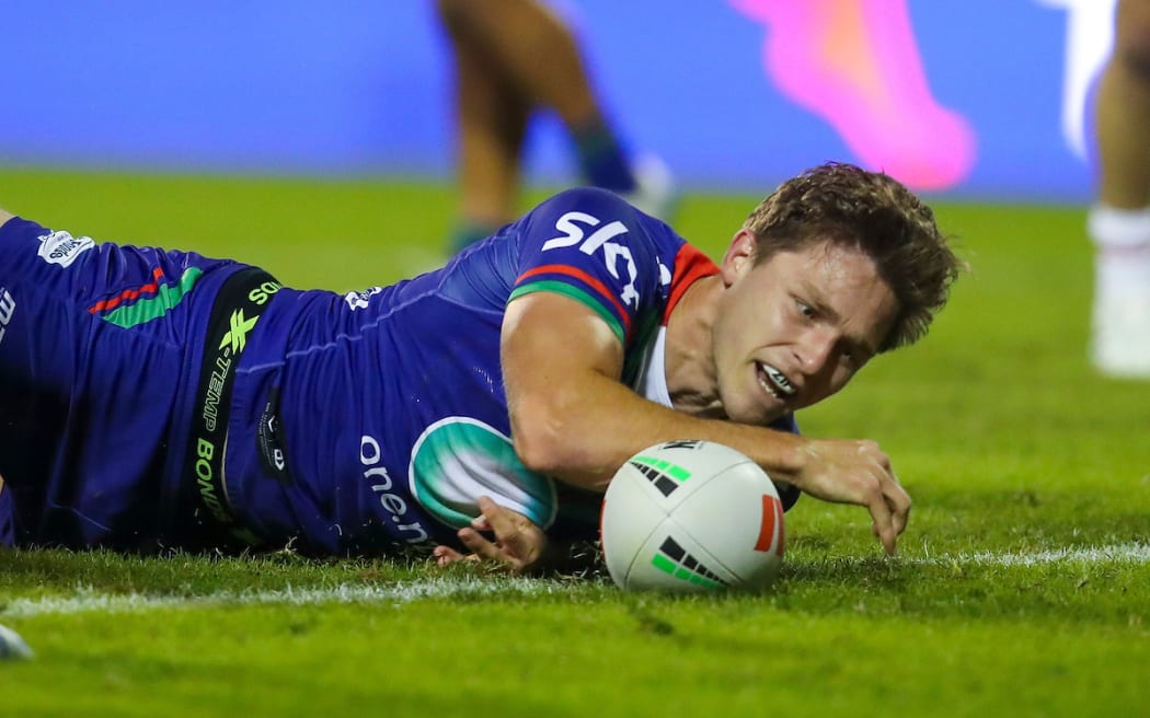 Luke Metcalf scores against the St George-Illawarra Dragons.