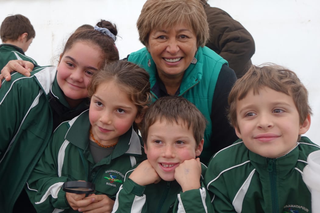 Te Kaahui o Rauru Kaiwhakahaere Anne-Marie Broughton with students from Ngamatapouri School.
