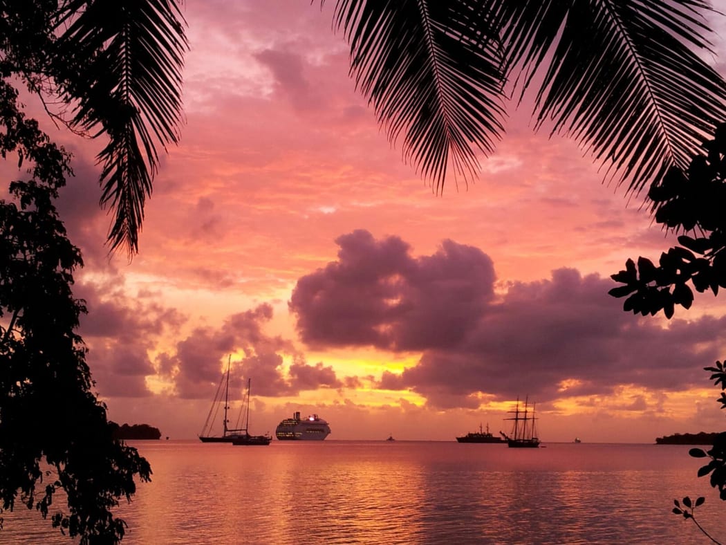 Cruise ship leaves Port Vila