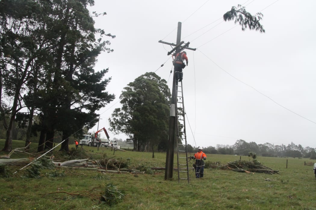 Northpower lines crews in action at Puhipuhi.