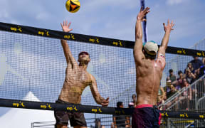 Phil Dalhausser spikes the volleyball during the match against Andy Benesh and Miles Evans during the AVP Gold Series Chicago Open at Pomellato’s Oak Street Boutique on September 03, 2022 in Chicago, Illinois.   (Photo by Quinn Harris / GETTY IMAGES NORTH AMERICA / Getty Images via AFP)