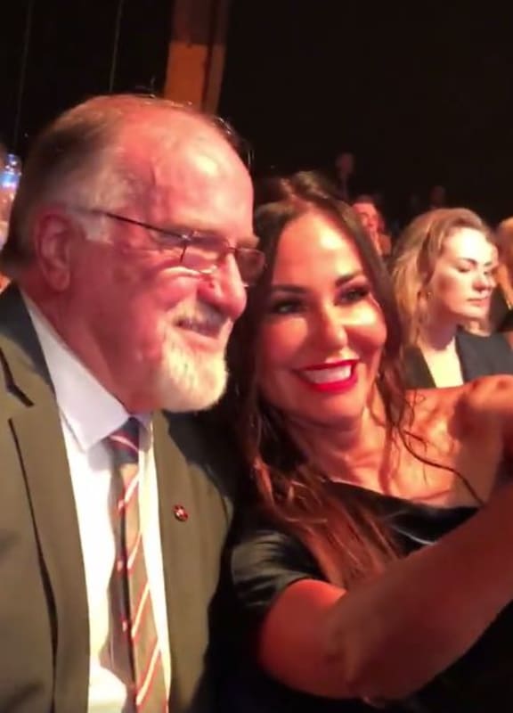 1XX's Glenn Smith stopped for a selfie at the 2018 NZ Radio Awards.