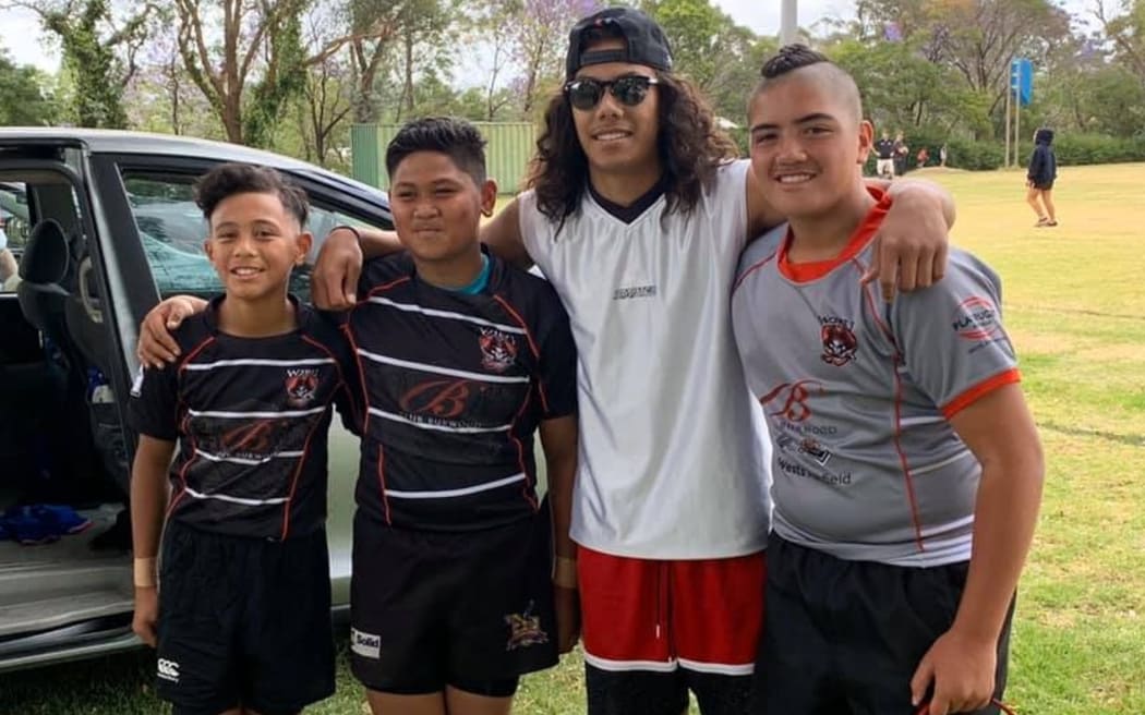 Leo (R) and two under 11 teammates meeting Samoa and Penrith Panthers rugby league star Jarome Luai.