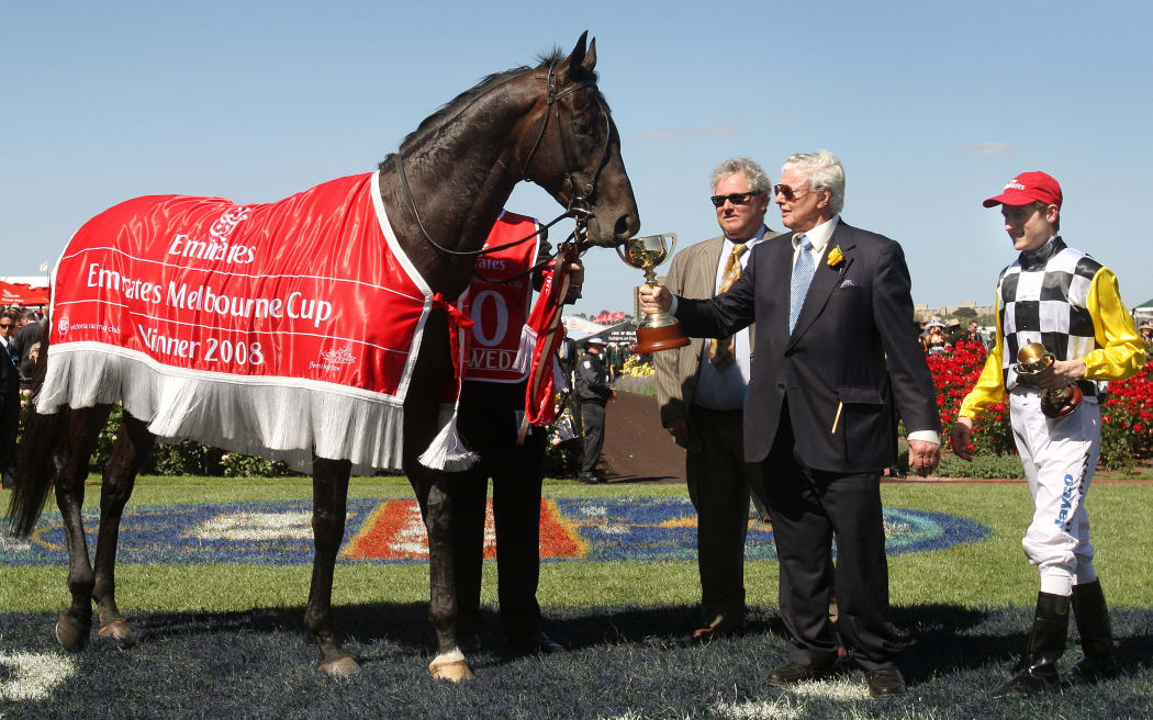 Winning trainer Bart Cummings (2nd R), foreman Reg Fleming (C) and jockey Blake Shinn (R) celebrate with Australian horse "Viewed" after it defeated English horse Bauer ridden by Corey Brown by a nose to win the Melbourne Cup in Melbourne on November 4, 2008.  Viewed gave legendary Australian trainer Bart Cummings his 12th Melbourne Cup with a thrilling photo finish victory over English stayer Bauer in the 3200-metre (two miles) race at Flemington to win the 3.3 million dollar first prize.  New Zealand horse C'est La Guerre was third.  AFP PHOTO/William WEST (Photo by WILLIAM WEST / AFP)