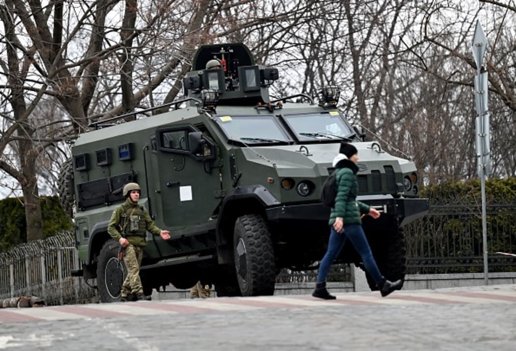 Ukrainian Military Forces servicemen block a road in the so-called government quarter in Kyiv on February 24, 2022 as Russia's ground forces invaded Ukraine from several directions today,