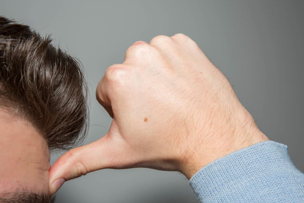 Thumb on forehead claiming bagsises.