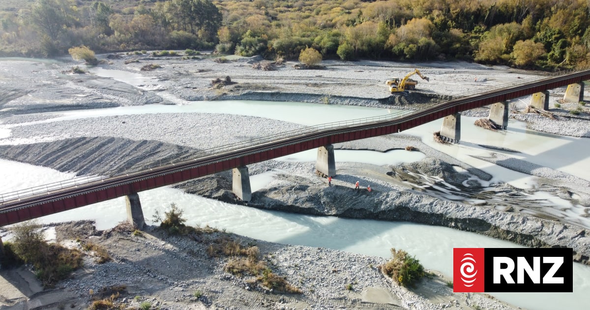 Temporary fix for sagging Rangitata rail bridge under way | RNZ