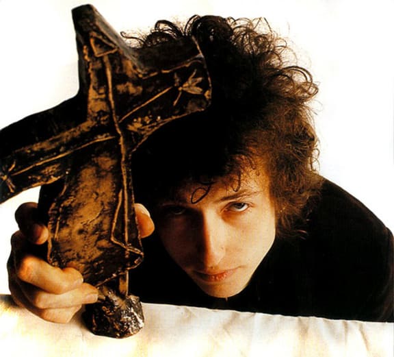 Dylan with cross, 1966