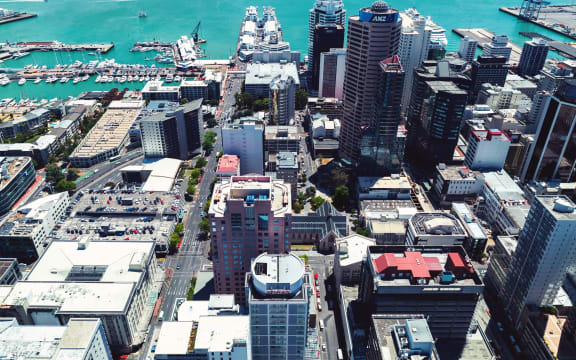 AUCKLAND, NOVA ZELÂNDIA - DEZEMBRO DE 2017: Vista aérea do centro de Auckland.