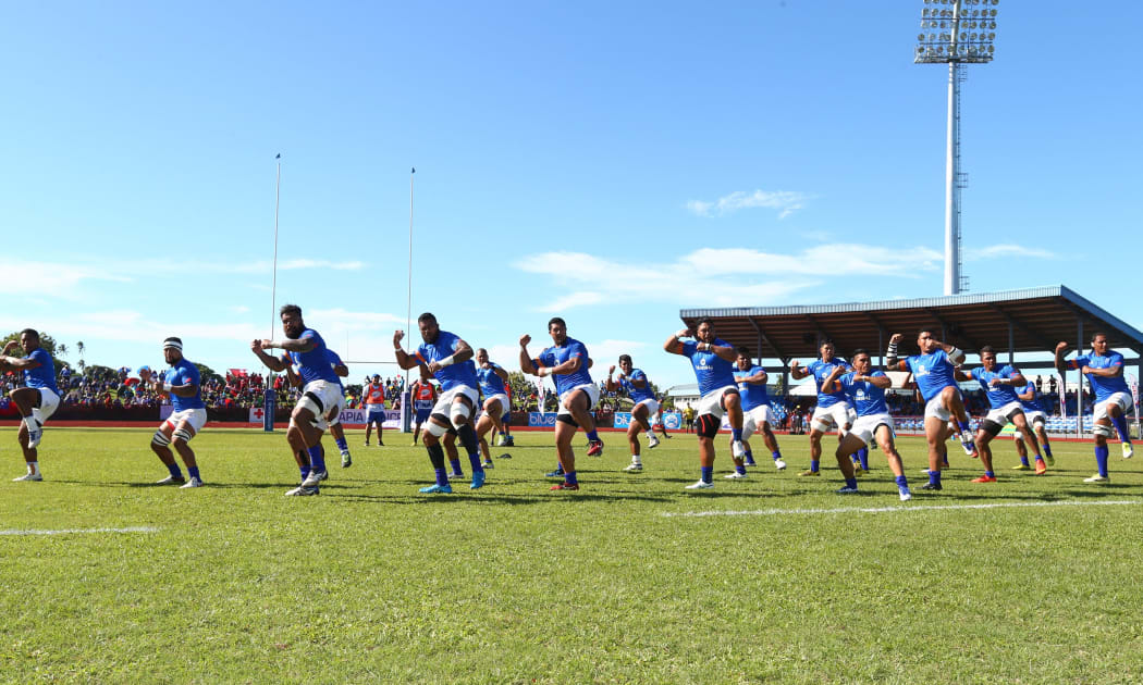 Manu Samoa performs the Siva Tau.