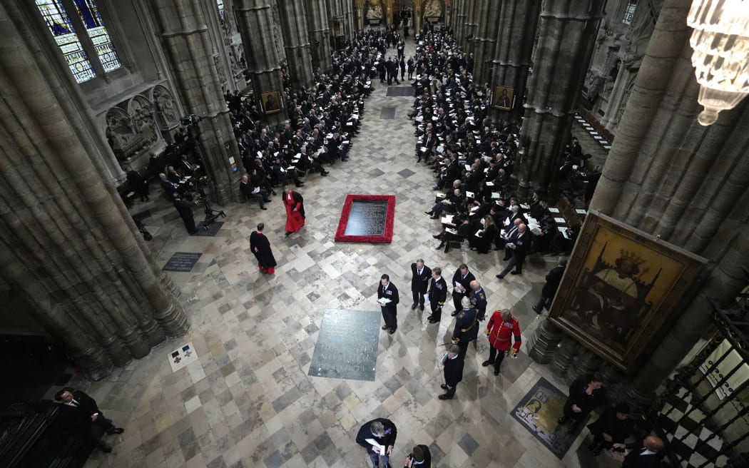 Guests and officials take their seats inside Westminster Abbey in London on September 19, 2022, for the State Funeral Service for Britain's Queen Elizabeth II. - Leaders from around the world will attend the state funeral of Queen Elizabeth II. The country's longest-serving monarch, who died aged 96 after 70 years on the throne, will be honoured with a state funeral on Monday morning at Westminster Abbey.