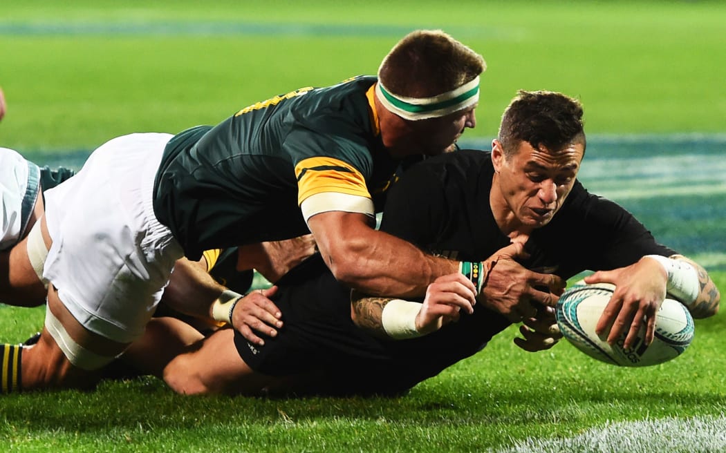 TJ Perenara crosses the chalk.