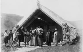 An unidentified Maori group in front of the Hinemihi meeting house in the 1880s.