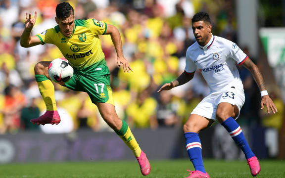 Norwich City's Argentinian midfielder Emiliano Buendía (L) controls the ball in front of Chelsea's Brazilian-Italian defender Emerson Palmieri (R) during the Premier League at Carrow Road in Norwich on August 24, 2019.
