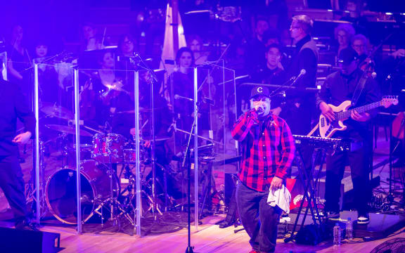 Ché-Fu and the Kratez and the Auckland Philharmonia on the Auckland Town Hall stage.