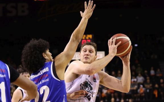 Rob Loe of the Tuatara in action against Saints, 2022.